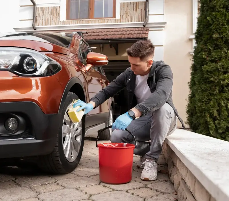 Lavage auto à domicile Bussy-Albieux : professionnel intervenant sur un véhicule
